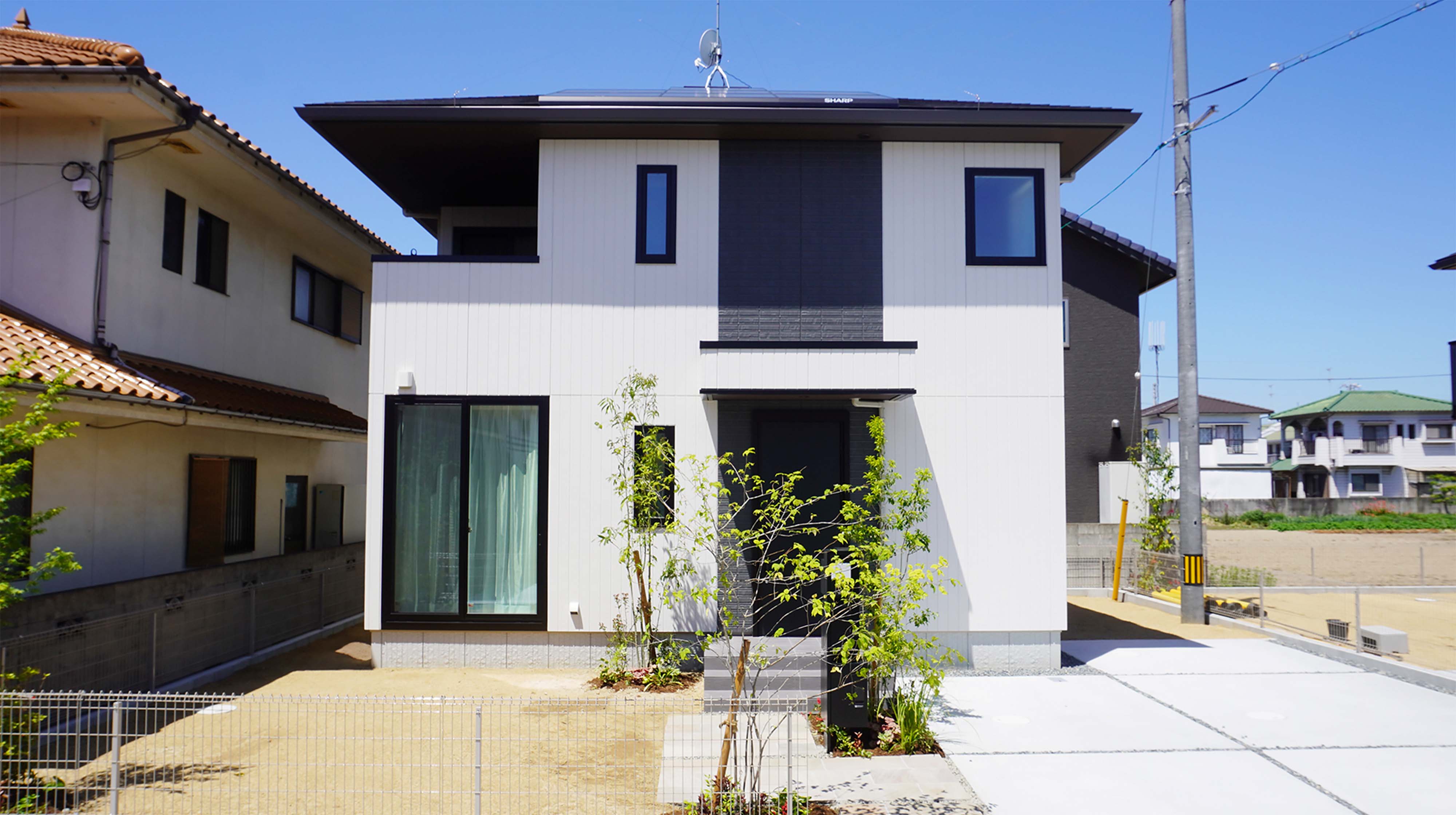 Viento施工事例：広島県Z様】 こんな家に住みたい！と思ったら、「いいね」で教えてください♪ 白を基調としつつ、玄関ドアや2階部の外壁には木目を用い てメリハリをつけたスタイリッシュな外観のViento。 ご出産を機に建てられたこちらのお家ですが、限られたスペースの 