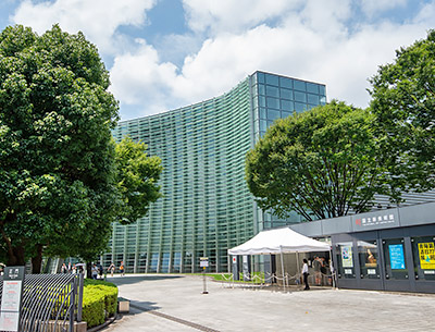 国立新美術館