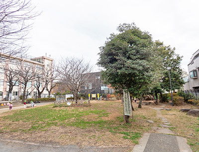 門と蔵のある広場