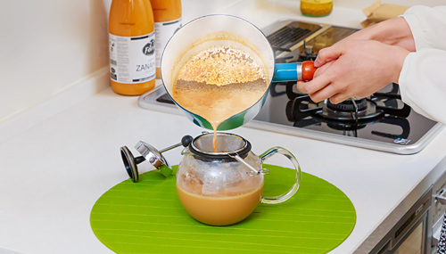 5. 茶濃しで濾しながらポットに注ぐ