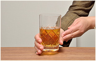 グラスを置く時は指先から静かに