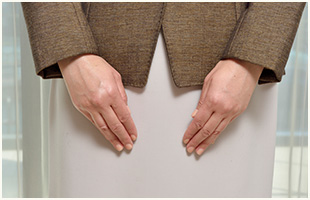 指は揃えて丸みをもたせると美しい