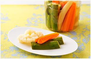 冷蔵庫にある野菜を漬けてピクルスに