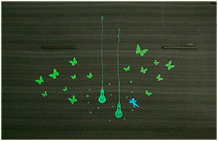 あかりを消すと浮かび上がる蓄光タイプで幻想的に