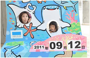成長する表情も楽しい!顔出しパネル