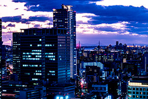 客室の窓から眺める大阪の街