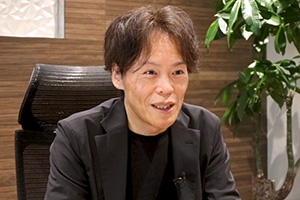 部長の谷川も長谷川を支える