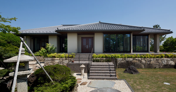 一文字瓦の屋根が映える平屋で庭を愛でる暮らし 平屋 建築事例 注文住宅 ダイワハウス 一文字瓦の屋根が映える平屋で庭を愛でる暮らし 平屋 建築事例 注文住宅 ダイワハウス