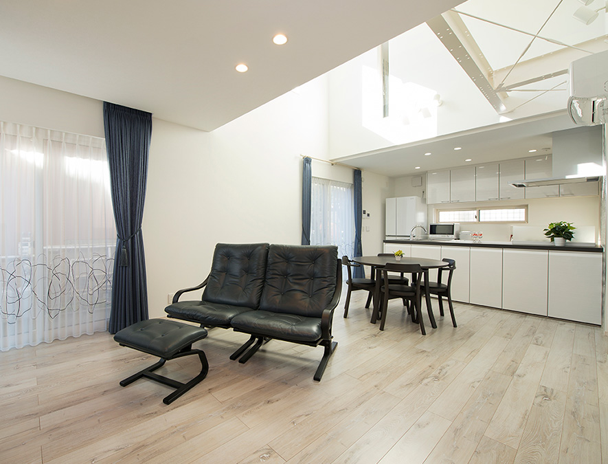 差し色の 青 が印象的な吹き抜けのある家 2階建て 建築事例 注文住宅 ダイワハウス 差し色の 青 が印象的な吹き抜けのある家 2階建て 建築事例 注文住宅 ダイワハウス