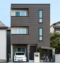 住宅密集地に建ちながらも採光や通風の確保と、スペースの有効活用で快適な暮らしを手に入れたOさま邸の外観。白と茶でコーディネートしながら希望したシンプルモダンな家を実現しました