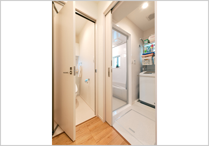 リビングの脇にトイレと浴室を設置。洗濯機は事前にサイズを測ることでピッタリとスペースに収まっています。