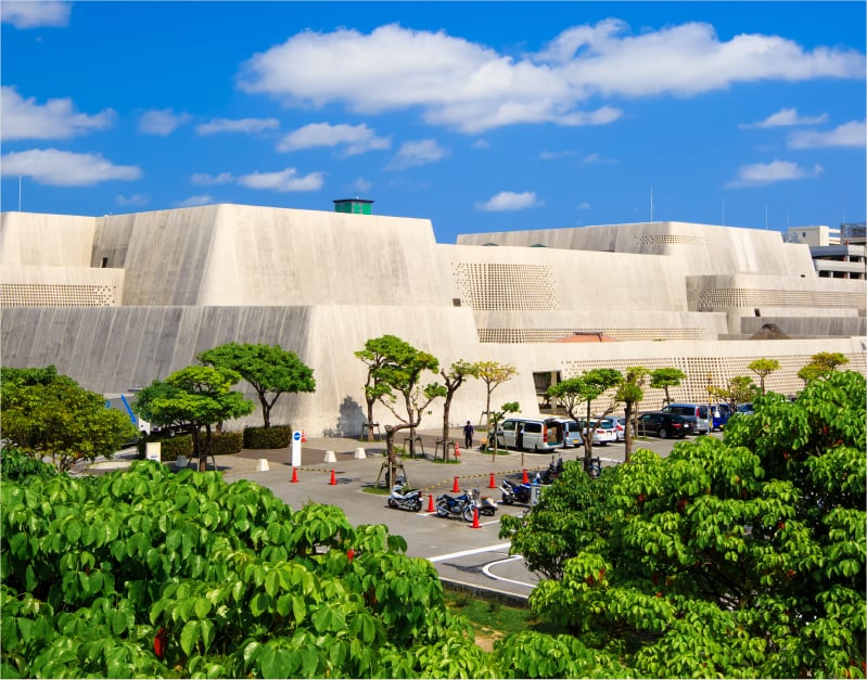 沖縄県立博物館・美術館（おきみゅー）（約2.2km）