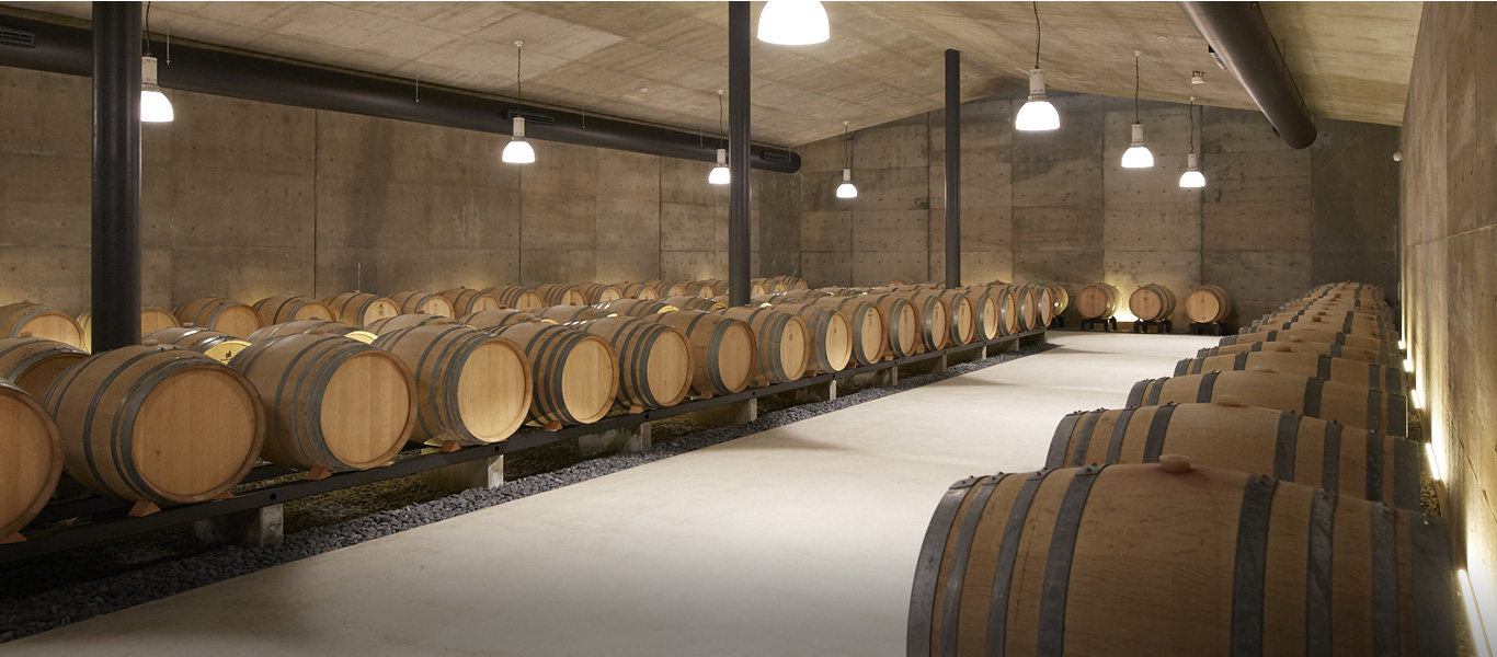 14～15℃に保たれた空間で、木の樽に入った果汁がワインへと変化していくまでに、何度も酸やPHをチェックする。