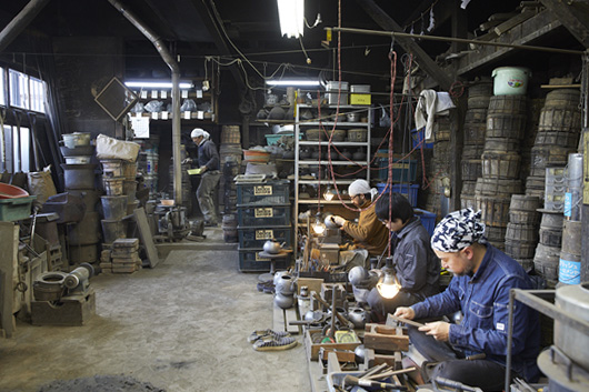 かつて住宅を兼ねていた店舗は、明治18（1885）年に建てられたもので、南部鉄器の工房ごと残っている町家として貴重である。