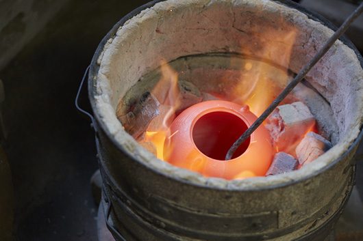 鋳型で形にした鉄器を、木炭で焼いて錆止めをする「釜焼き」は、複数をまとめてやるのが一般的だが、鈴木盛久工房は一つずつ丁寧に焼く。