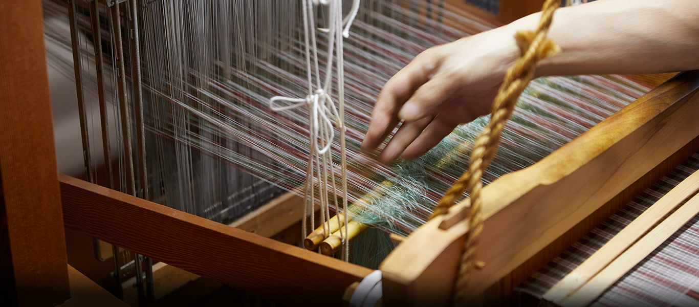 紋紗は、経糸（たていと）緯糸（よこいと）をただ交差させるのではなく、振綜（ふるえ）という装置で経糸をもじるようにして織る。
