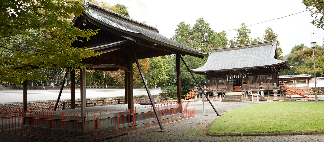 関の春日神社では、室町時代から江戸時代後期まで断続的に能楽が奉納され、中世の能装束や面を今なお所蔵する。