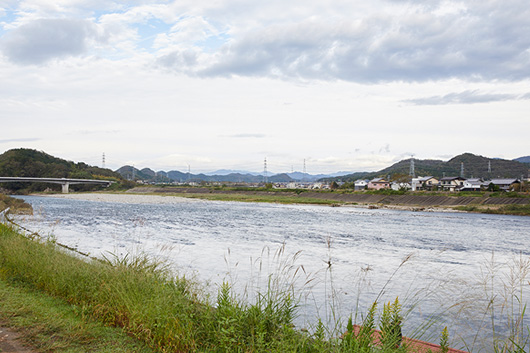 「鮎の瀬」の由来となった鮎ノ瀬。長良川の水は清らかで、瀬音が耳に心地よい。