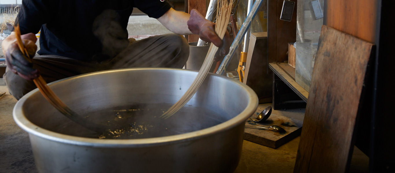 竹ひごを染料の入った大鍋で加熱し、色を染める。