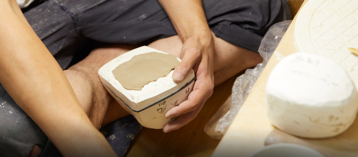 原型から型をつくり、型に粘土を貼り付けて、乾燥させたものを焼成する。