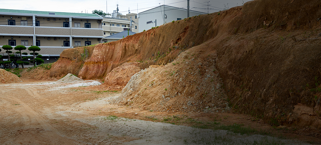 七隈で粘土の製造を続ける、大原粘土製作所。4〜5m地下から粘土を掘り出している。
