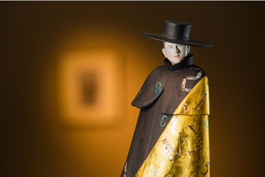 時を旅する男のモデルは、ポルトガルの酒蔵の案内人。1400年代の服装という。マントの色柄には創作が入っている。