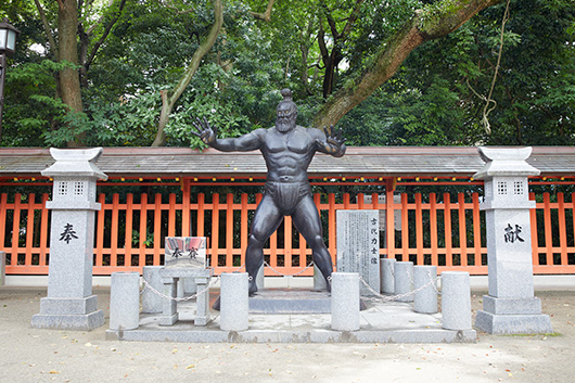 古くから相撲と結びついている筑前國一之宮、住吉神社の「古代力士像」は、長男・弘峰氏との共作