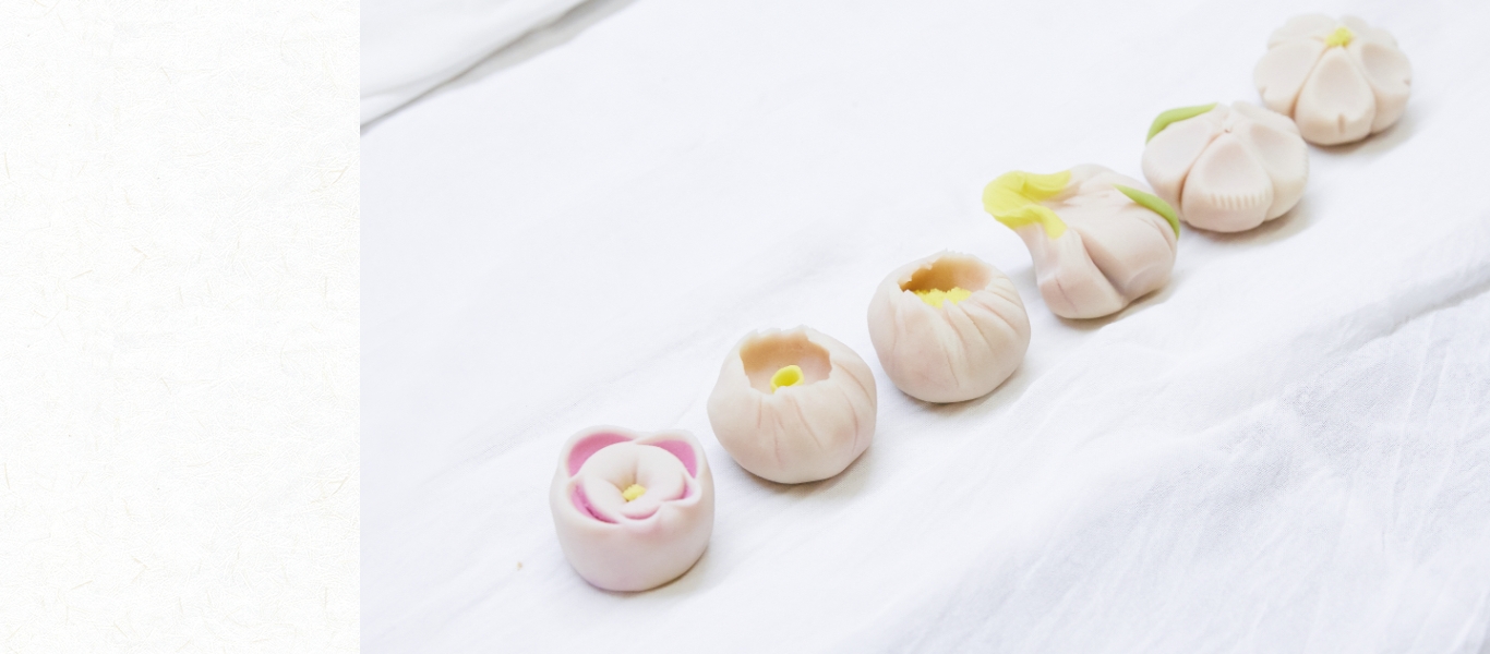 蒸した山芋を濾して砂糖と練り上げた白い餡に、天然色素で着色したり、木のへらなどで加工して、季節の菓子とする練切。「同じ味でも季節によって梅になり、桜になる。それを楽しむのが日本の文化だよ」と水上力氏。