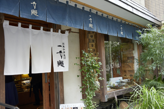水上氏の店、一幸庵は茗荷谷の駅近くに位置する。文教地区として知られるこの界隈には、茶道に親しむ人々が多く、値段が高めでも質の良い和菓子が受け入れられた。