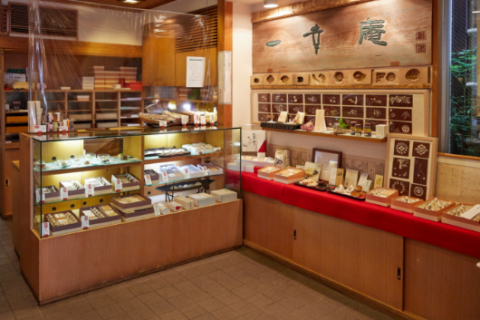店は決して広くはないが、日替わりの生菓子のほか干菓子、焼き菓子など多彩な和菓子が並ぶ。