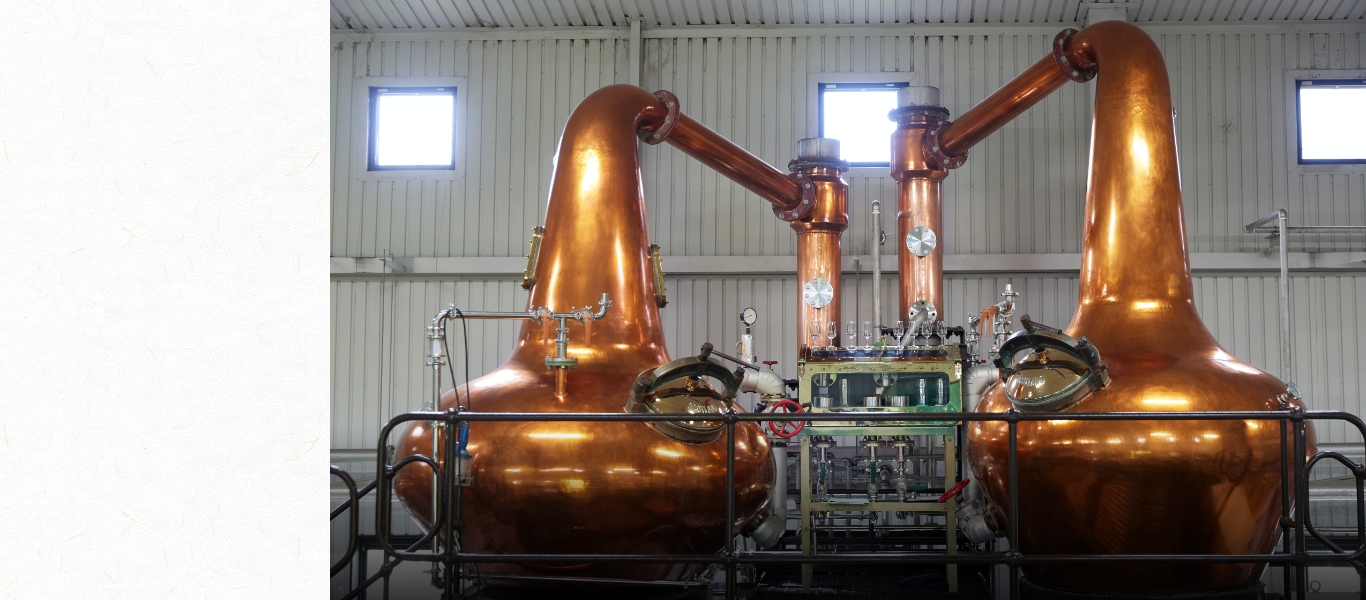 秩父第一蒸溜所に設置されているスコットランド製の単式蒸留器（ポットスチル）。モルトウイスキーの工場では単式蒸留器を2台並べて2回蒸留するのが一般的だ。