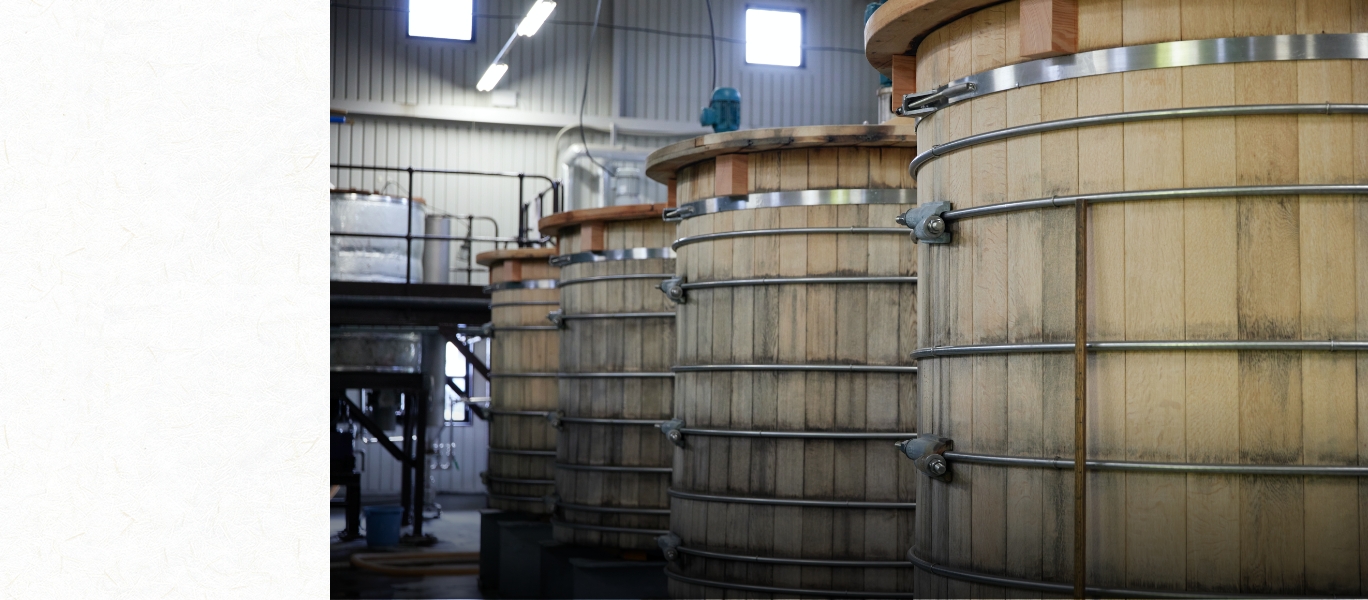 発酵槽に棲みついている乳酸菌により、フルーティーな香りがつくられる。第一蒸溜所で使用される発酵槽は、世界的にも珍しいミズナラ材を用いている。