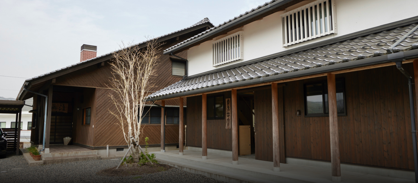 前田氏の工房「やなせ窯」。鳥取市の郊外、河原町に位置する。