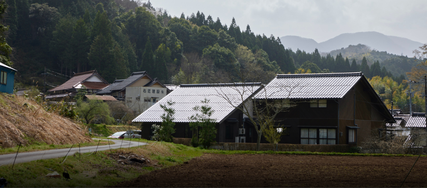 祖父は農業を営んでいたが、父は美術教師で、木版画家でもあった。美大進学も父の影響が大きいという。