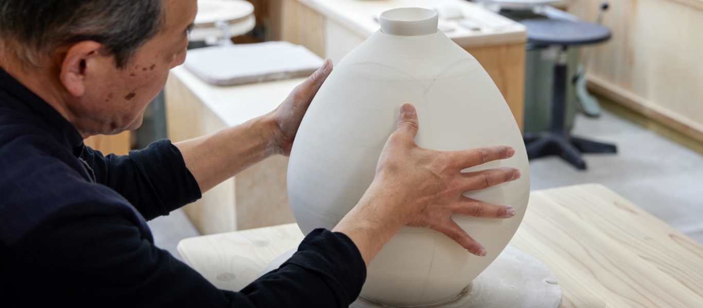全体の形をつくり乾燥させた壺に、「面取」という技法を施す。乾燥した壺の全体をよく見て、面の取り方を決める。