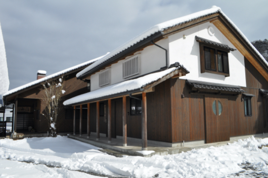 積雪の多くない鳥取市だが、工房のある河原町西郷谷では、寒の時期に雪景色が見られる。（前田昭博氏撮影）