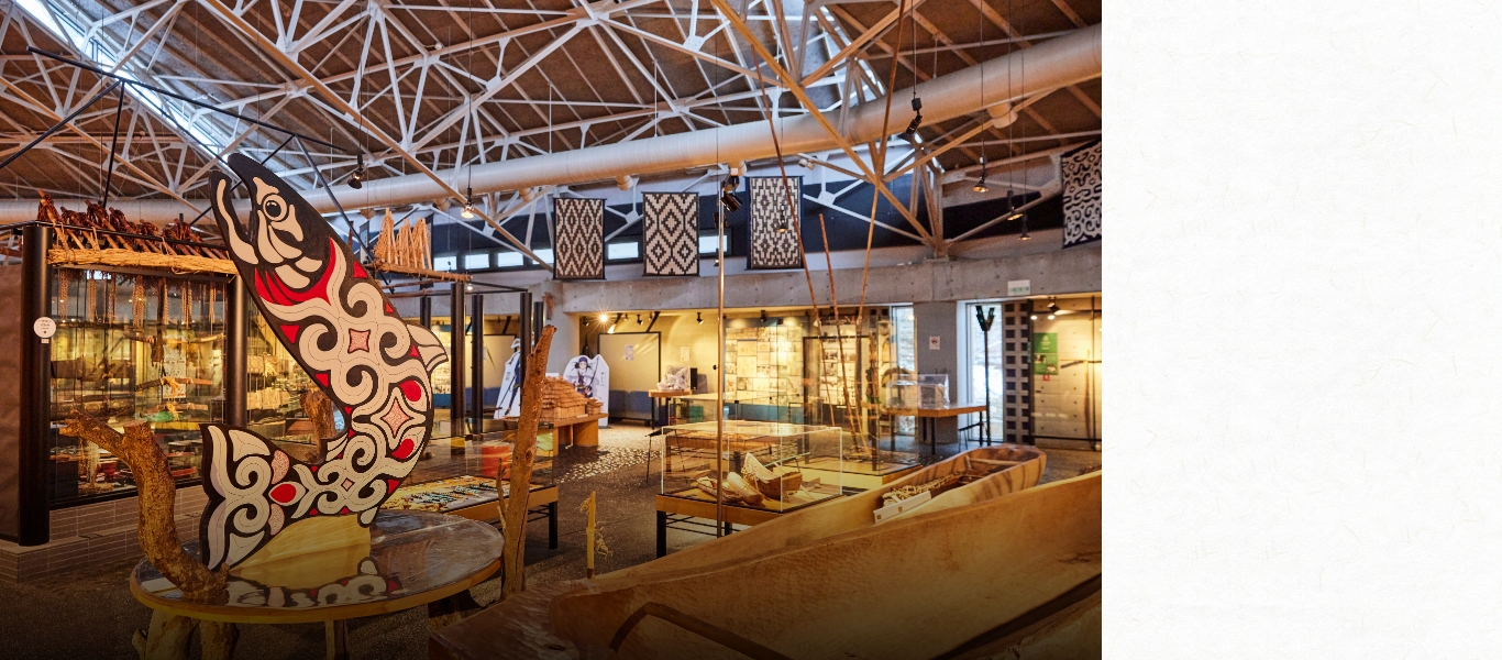 アイヌ民族の生活用具を所蔵する「二風谷アイヌ文化博物館」。国の重要有形民俗文化財の指定を受けた「北海道二風谷及び周辺地域のアイヌ生活用具コレクション」1121点のうち919点を所蔵し、その多くを展示している。