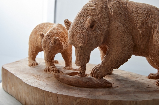 藤戸竹喜「親子熊」個人蔵
          緻密な毛彫りで表情豊かな熊を彫り、「木彫り熊の申し子」と呼ばれた作家は、2018年84歳で惜しまれつつ世を去ったが、その後の展覧会により全国にファンを広げている。