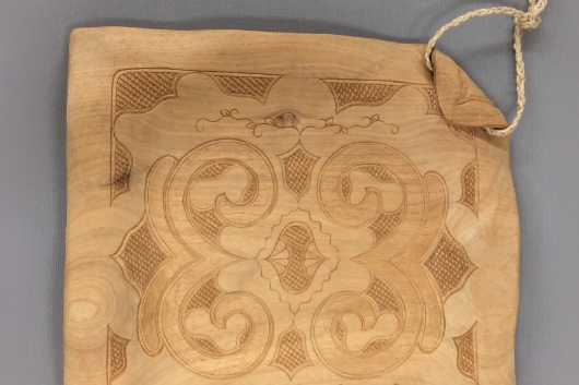 「樹布」2006年　公益財団法人アイヌ民族文化財団所蔵木をやわらかい布のように見せる表現は、貝澤徹作品を特徴づける技法の一つとなった。