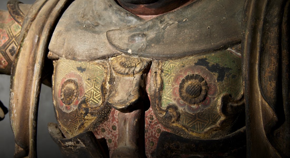 浄瑠璃寺の持国天の胸の部分。胸甲（胸の鎧）を截金で毘沙門亀甲文で飾る。
            手のこんだ装飾は、専門の職人が何人もかかわったものと推測される。