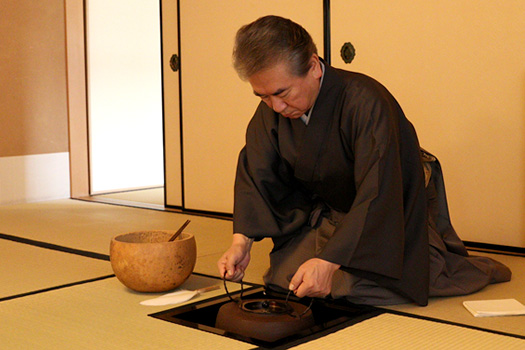 茶道の季節ごとの行事は、日本の四季に根ざすものが多い。旧暦の十月に行われる炉開きは、約半年にわたる炉の使用の無事を祈って行われる茶事。 炉開きの際に、その年の新茶が入った茶壺の封が切られる。茶人にとって、ことにめでたい行事である。