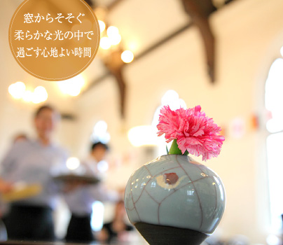 窓からそそぐ柔らかな光の中で過ごす心地よい時間