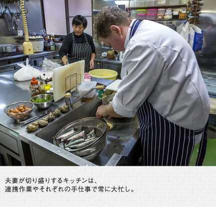 夫妻が切り盛りするキッチンは、連携作業やそれぞれの手仕事で常に大忙し。