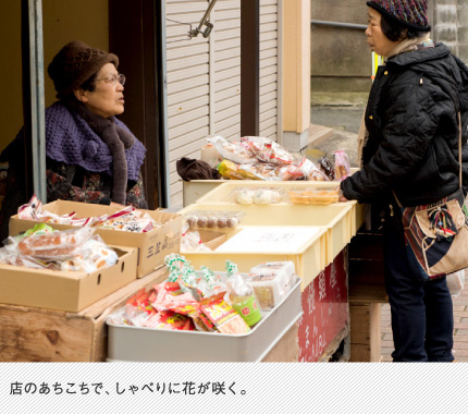 店のあちこちで、しゃべりに花が咲く。