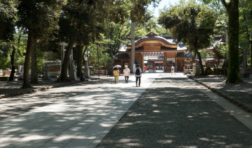 大國魂大神を祀る大國魂神社。福神、縁結び、厄除け・厄払いの神様として知られる。1900年以上の歴史をもつ武蔵の国の総社であり、多くの崇敬者を集める。