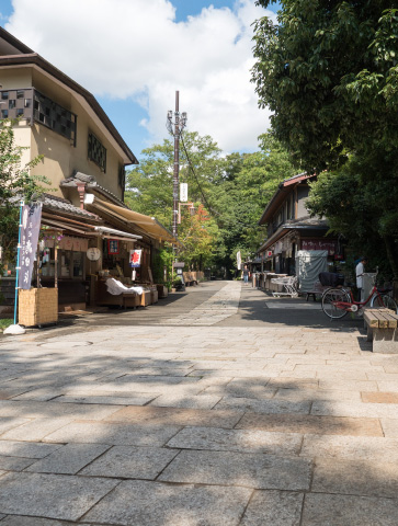 深大寺の門前。風情ある石畳に沿ってそば屋や鬼太郎茶屋が並ぶ。