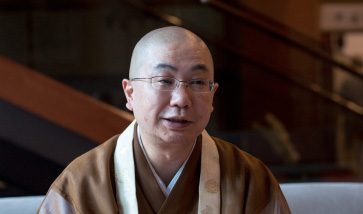 深大寺法務部の山田氏。山田氏ご自身も含め、深大寺の僧にはそばを打てる者が多い。