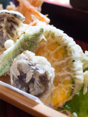 そば「むさしの」には、しいたけやニンジンのかき揚げなど野菜の精進揚げがつく。
