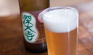 店内では調布市に工場のあるホッピービバレッジの深大寺ビールも飲める。