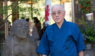 五代目、嶋田さんの格言は「世の中に寿命長きはそばの味。鶴々のまずよく亀々」。
